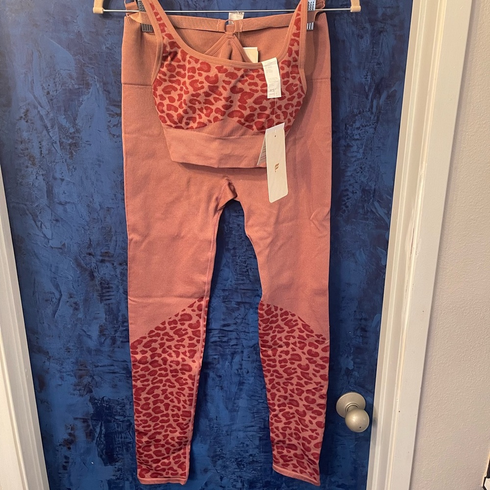 Fabletics workout set. Xs top- M bottoms